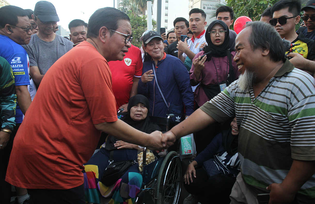 Pasangan bakal calon Gubernur dan Wakil Gubernur DKI Jakarta Pramono Anung (kiri) dan Rano Karno (kedua kiri) berbincang dengan warga saat berolahraga di Hari Bebas Kendaraan Bermotor (HBKB) di Bundaran HI, Jakarta, Minggu (8/9/2024).  (BeritaNasional.com/ Oke Atmaja)