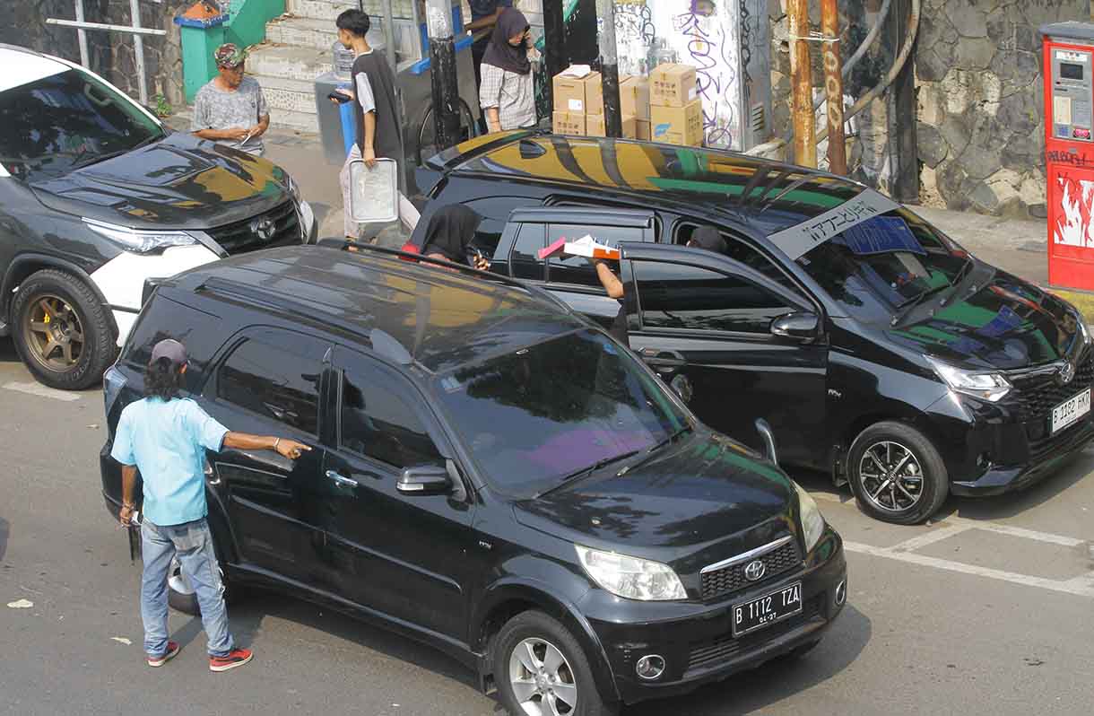 Kendaraan parkir di badan Jalan Pramuka, Jakarta, Rabu (25/6/2025).(Beritanasional.com/Oke Atmaja)
