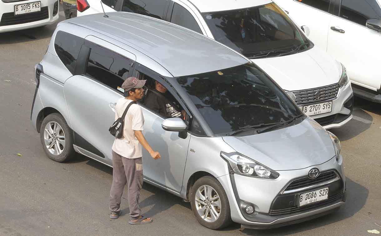 Kendaraan parkir di badan Jalan Pramuka, Jakarta, Rabu (25/6/2025).(Beritanasional.com/Oke Atmaja)