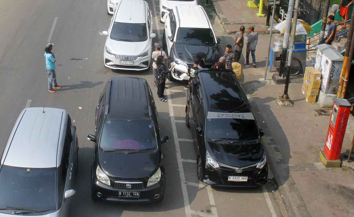 Kendaraan parkir di badan Jalan Pramuka, Jakarta, Rabu (25/6/2025).(Beritanasional.com/Oke Atmaja)