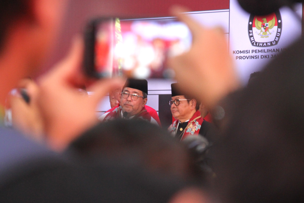 Pasangan bakal calon Gubernur dan Wakil Gubernur DKI Jakarta Pramono Anung (keempat kanan) dan Rano Karno (ketiga kiri) berfoto bersama politisi PDIP Basuki Tjahaja Purnama (tengah) berfoto bersama usai mendaftar sebagai peserta Pilgub DKI Jakarta 2024 di Kantor KPU DKI Jakarta, Rabu (28/8/2024).  (Beritanasional.com/Okeatmaja)