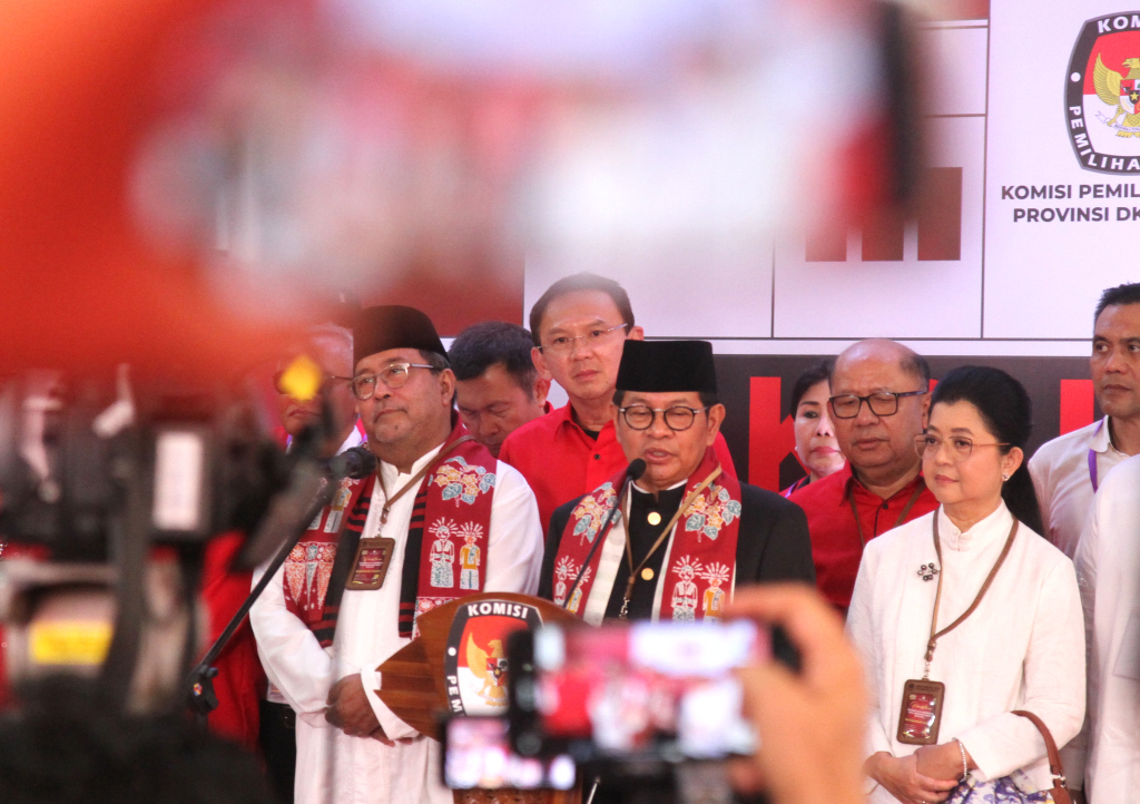 Pasangan bakal calon Gubernur dan Wakil Gubernur DKI Jakarta Pramono Anung (keempat kanan) dan Rano Karno (ketiga kiri) berfoto bersama politisi PDIP Basuki Tjahaja Purnama (tengah) berfoto bersama usai mendaftar sebagai peserta Pilgub DKI Jakarta 2024 di Kantor KPU DKI Jakarta, Rabu (28/8/2024).  (Beritanasional.com/Okeatmaja)