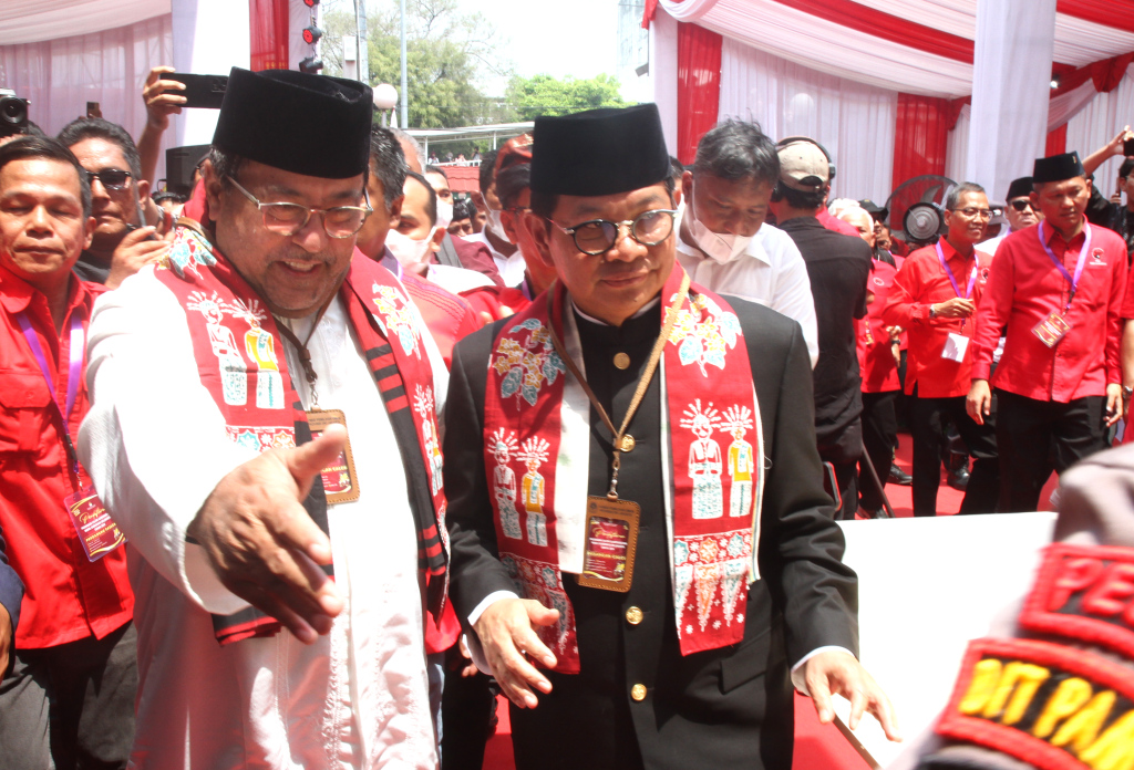 Pasangan bakal calon Gubernur dan Wakil Gubernur DKI Jakarta Pramono Anung (keempat kanan) dan Rano Karno (ketiga kiri) berfoto bersama politisi PDIP Basuki Tjahaja Purnama (tengah) berfoto bersama usai mendaftar sebagai peserta Pilgub DKI Jakarta 2024 di Kantor KPU DKI Jakarta, Rabu (28/8/2024).  (Beritanasional.com/Okeatmaja)