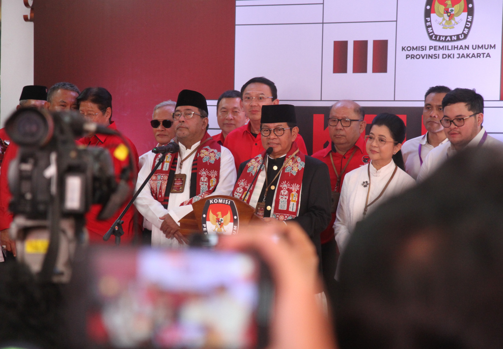 Pasangan bakal calon Gubernur dan Wakil Gubernur DKI Jakarta Pramono Anung (keempat kanan) dan Rano Karno (ketiga kiri) berfoto bersama politisi PDIP Basuki Tjahaja Purnama (tengah) berfoto bersama usai mendaftar sebagai peserta Pilgub DKI Jakarta 2024 di Kantor KPU DKI Jakarta, Rabu (28/8/2024).  (Beritanasional.com/Okeatmaja)