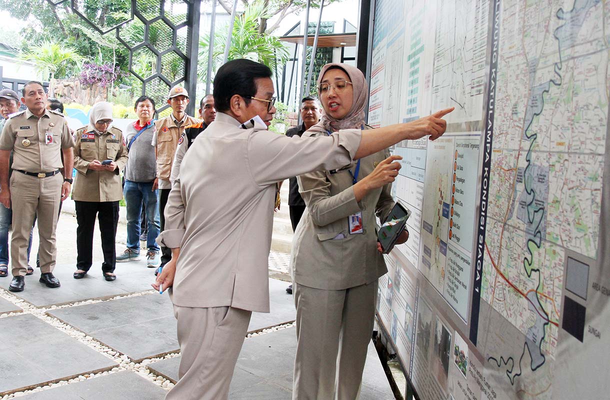 Gubernur DKI Jakarta Pramono Anung meninjau pintu air Manggarai di Jakarta,Selasa (4/3/2025). (Beritanasional.com/Oke Atmaja)