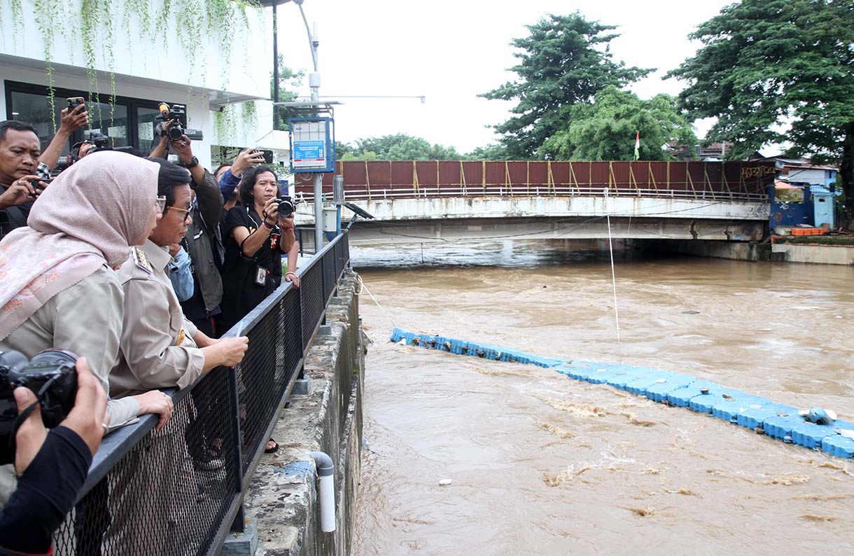 Gubernur DKI Jakarta Pramono Anung meninjau pintu air Manggarai di Jakarta,Selasa (4/3/2025). (Beritanasional.com/Oke Atmaja)