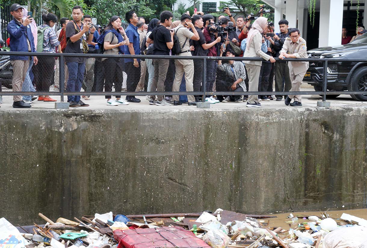 Gubernur DKI Jakarta Pramono Anung meninjau pintu air Manggarai di Jakarta,Selasa (4/3/2025). (Beritanasional.com/Oke Atmaja)