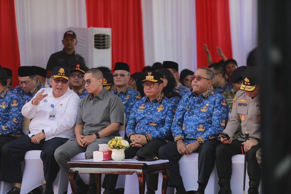 Gubernur DKI Jakarta, Pramono Anung bersama Wakil Gubernur DKI Jakarta melepas ribuan peserta mudik gratis Pemerintah Provinsi (Pemprov) DKI Jakarta di Silang Monumen Nasional, Jakarta Pusat, Selasa (17/3/2026). (Beritanasional.com/Oke Atmaja)