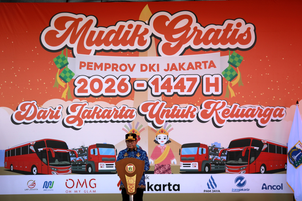 Gubernur DKI Jakarta, Pramono Anung bersama Wakil Gubernur DKI Jakarta melepas ribuan peserta mudik gratis Pemerintah Provinsi (Pemprov) DKI Jakarta di Silang Monumen Nasional, Jakarta Pusat, Selasa (17/3/2026). (Beritanasional.com/Oke Atmaja)