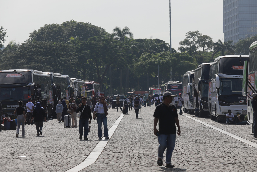 Gubernur DKI Jakarta, Pramono Anung bersama Wakil Gubernur DKI Jakarta melepas ribuan peserta mudik gratis Pemerintah Provinsi (Pemprov) DKI Jakarta di Silang Monumen Nasional, Jakarta Pusat, Selasa (17/3/2026). (Beritanasional.com/Oke Atmaja)