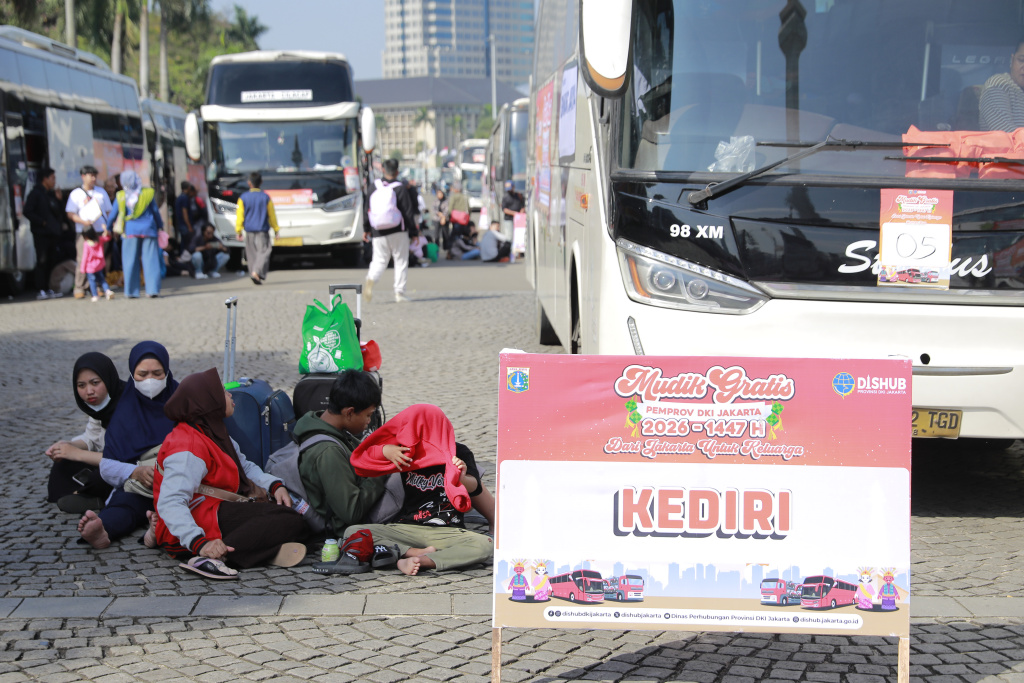 Gubernur DKI Jakarta, Pramono Anung bersama Wakil Gubernur DKI Jakarta melepas ribuan peserta mudik gratis Pemerintah Provinsi (Pemprov) DKI Jakarta di Silang Monumen Nasional, Jakarta Pusat, Selasa (17/3/2026). (Beritanasional.com/Oke Atmaja)