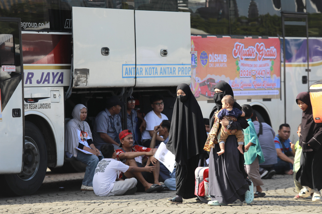 Gubernur DKI Jakarta, Pramono Anung bersama Wakil Gubernur DKI Jakarta melepas ribuan peserta mudik gratis Pemerintah Provinsi (Pemprov) DKI Jakarta di Silang Monumen Nasional, Jakarta Pusat, Selasa (17/3/2026). (Beritanasional.com/Oke Atmaja)