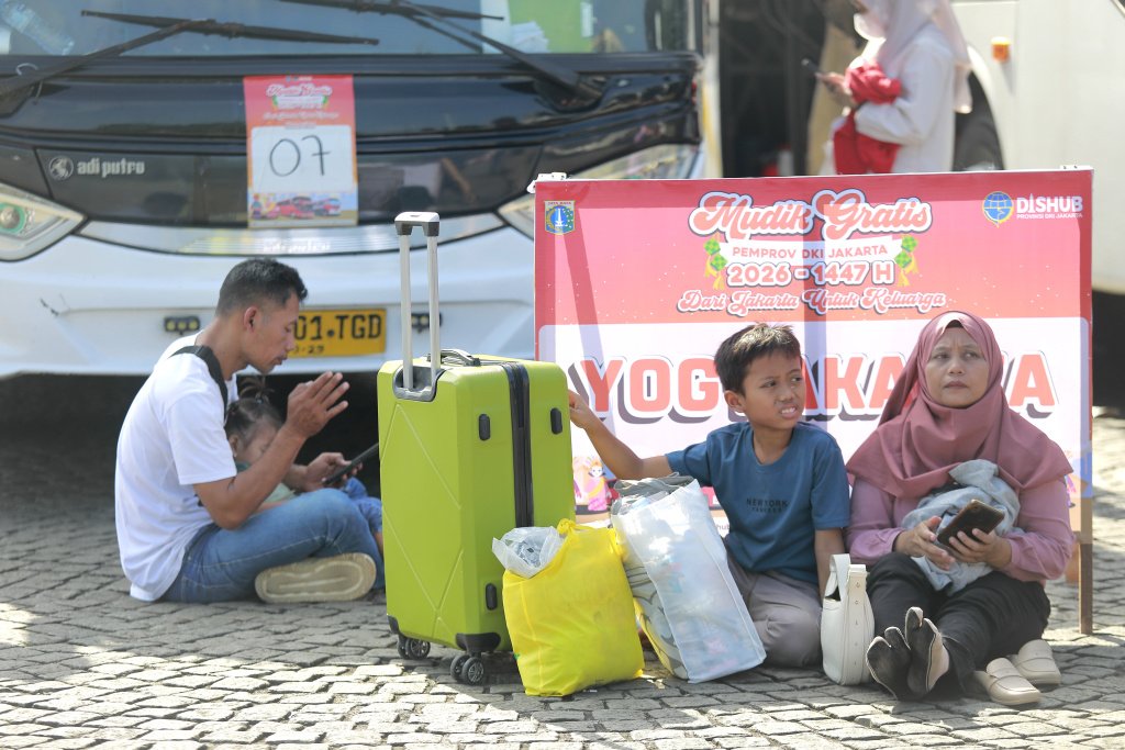Gubernur DKI Jakarta, Pramono Anung bersama Wakil Gubernur DKI Jakarta melepas ribuan peserta mudik gratis Pemerintah Provinsi (Pemprov) DKI Jakarta di Silang Monumen Nasional, Jakarta Pusat, Selasa (17/3/2026). (Beritanasional.com/Oke Atmaja)