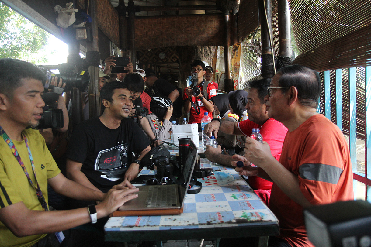 Pasangan bakal calon Gubernur dan Wakil Gubernur DKI Jakarta Pramono Anung dan Rano Karno berbincang bersama wartwan di balai pewarta foto di Budaran HI, Jakarta, Minggu (8/9/2024). (BeritaNasional.com/ Oke Atmaja)