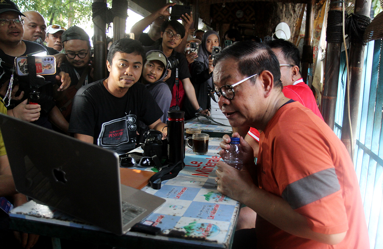 Pasangan bakal calon Gubernur dan Wakil Gubernur DKI Jakarta Pramono Anung dan Rano Karno berbincang bersama wartwan di balai pewarta foto di Budaran HI, Jakarta, Minggu (8/9/2024). (BeritaNasional.com/ Oke Atmaja)