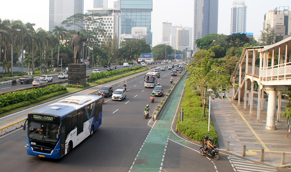 Kendaraan melintas di Jalan Jenderal Sudirman, Jakarta, Selasa (25/11/2025) (Beritanasional.com/Oke Atmaja)