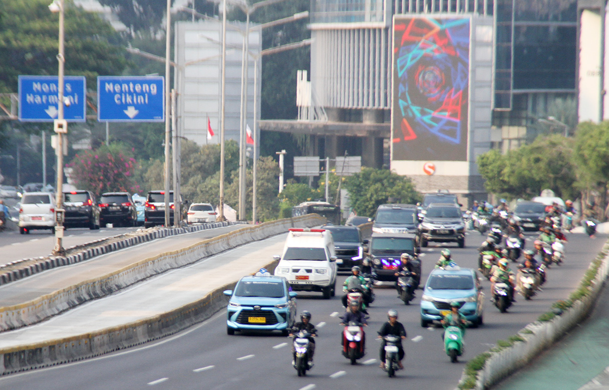 Kendaraan melintas di Jalan Jenderal Sudirman, Jakarta, Selasa (25/11/2025) (Beritanasional.com/Oke Atmaja)
