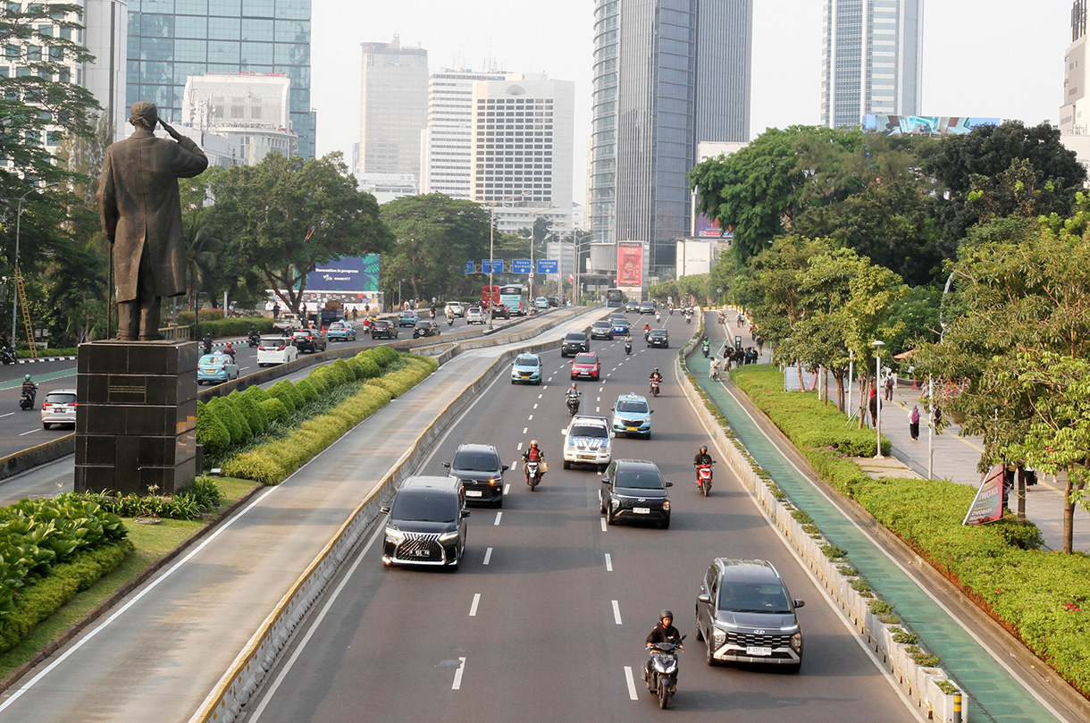 Kendaraan melintas di Jalan Jenderal Sudirman, Jakarta, Selasa (25/11/2025) (Beritanasional.com/Oke Atmaja)