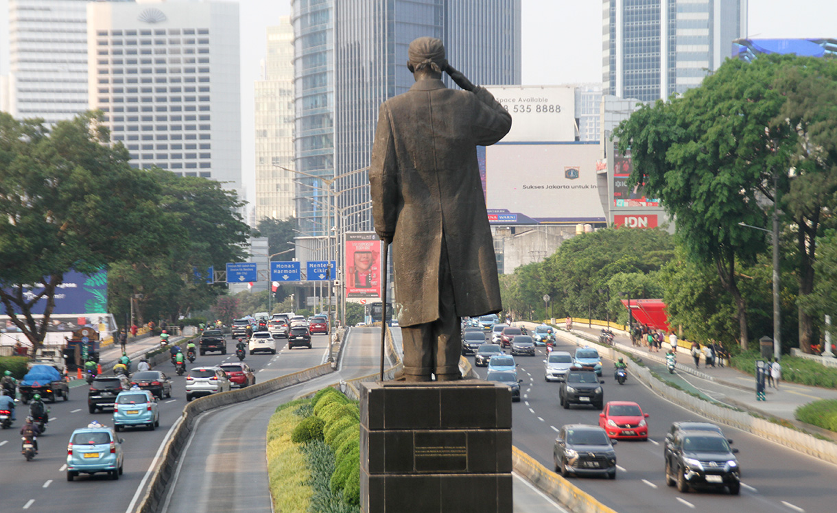 Kendaraan melintas di Jalan Jenderal Sudirman, Jakarta, Selasa (25/11/2025) (Beritanasional.com/Oke Atmaja)