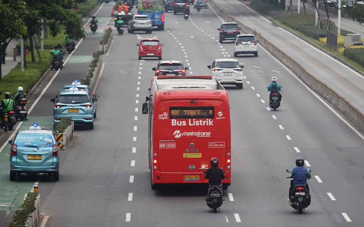 Sejumlah armada bus listrik Transjakarta melintas di Jalan Sudirman-Thamrin, Jakarta,Selasa (17/6/2025).(Beritanasional.com/Oke Atmaja)