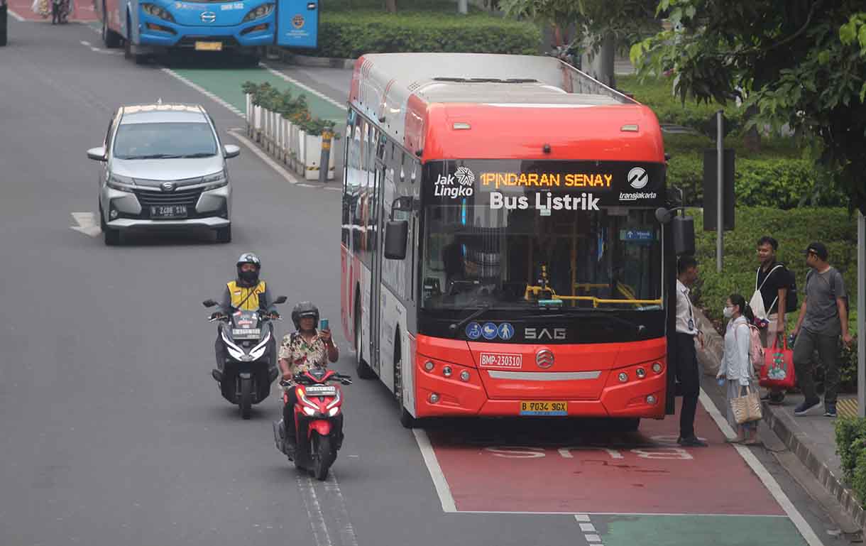 Sejumlah armada bus listrik Transjakarta melintas di Jalan Sudirman-Thamrin, Jakarta,Selasa (17/6/2025).(Beritanasional.com/Oke Atmaja)