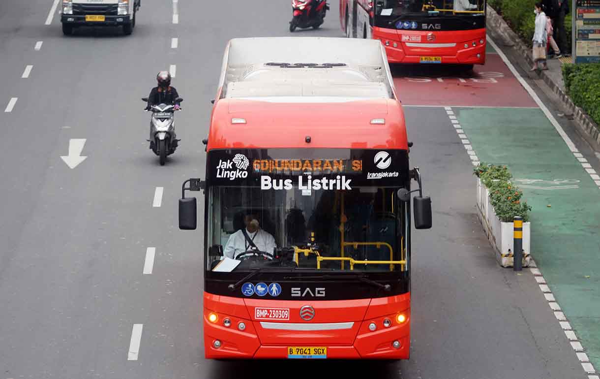 Sejumlah armada bus listrik Transjakarta melintas di Jalan Sudirman-Thamrin, Jakarta,Selasa (17/6/2025).(Beritanasional.com/Oke Atmaja)