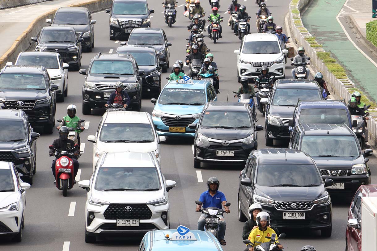 Warga berolahraga di lapangan banteng, Jakarta, Senin (29/9/2025).(Beritanasional.com/Oke Atmaja)