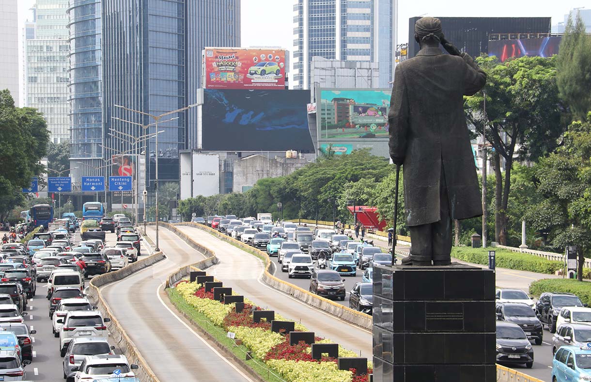 Warga berolahraga di lapangan banteng, Jakarta, Senin (29/9/2025).(Beritanasional.com/Oke Atmaja)