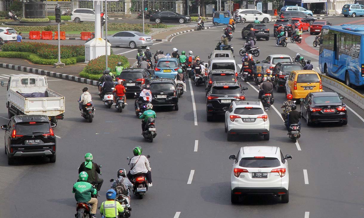 Warga berolahraga di lapangan banteng, Jakarta, Senin (29/9/2025).(Beritanasional.com/Oke Atmaja)