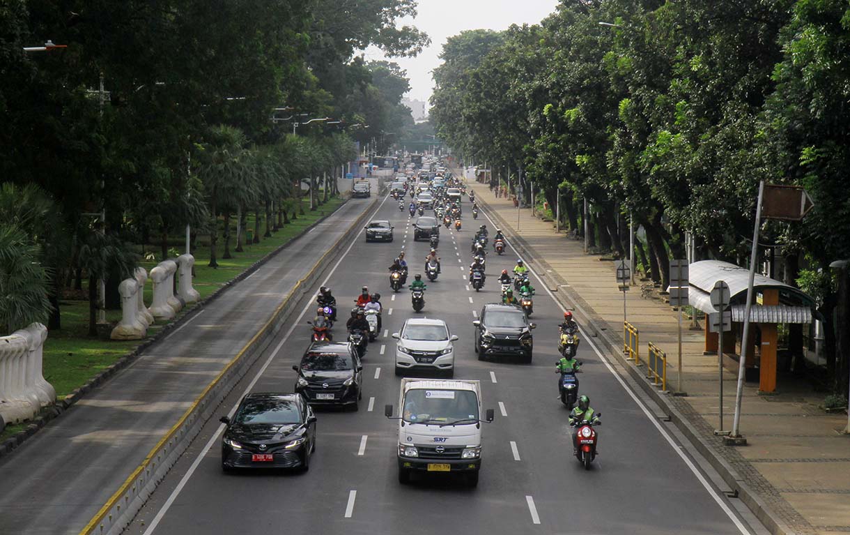 Warga berolahraga di lapangan banteng, Jakarta, Senin (29/9/2025).(Beritanasional.com/Oke Atmaja)