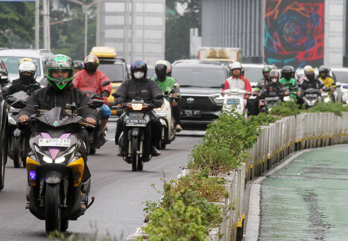 Sejumlah Kendaraan melintas di Jalan Jenderal Sudirman,Jakarta, Kamis(9/6/2026).(Beritanasional.com/Oke Atmaja)