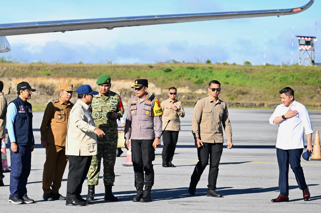 Presiden Prabowo Subianto (tengah) tiba di Bandara Raja Sisingamangaraja XII, Kabupaten Tapanuli Utara, Sumatera Utara, Senin (1/12/2025).  (Biropers)