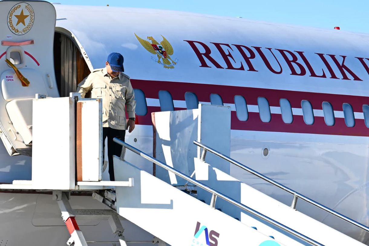 Presiden Prabowo Subianto (tengah) tiba di Bandara Raja Sisingamangaraja XII, Kabupaten Tapanuli Utara, Sumatera Utara, Senin (1/12/2025).  (Biropers)