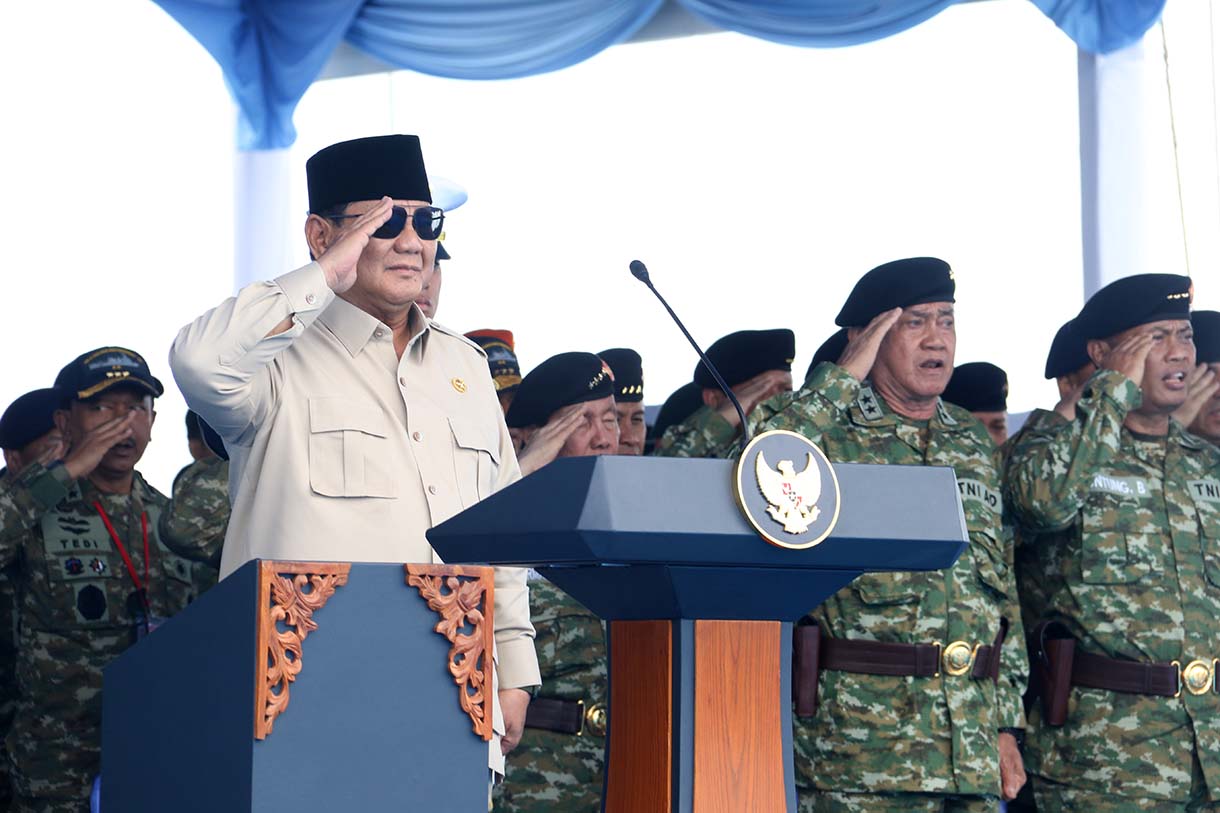 Presiden Prabowo Subianto memberikan Tanda Kehormatan Samkaryanugraha kepada Skadron Udara Lanud Atang Sendjaja di atas KRI dr. Radjiman Wedyodiningrat di perairaan Teluk Jakarta, Kamis (2/10/2025).  (Beritanasional.com/Oke Atmaja)
