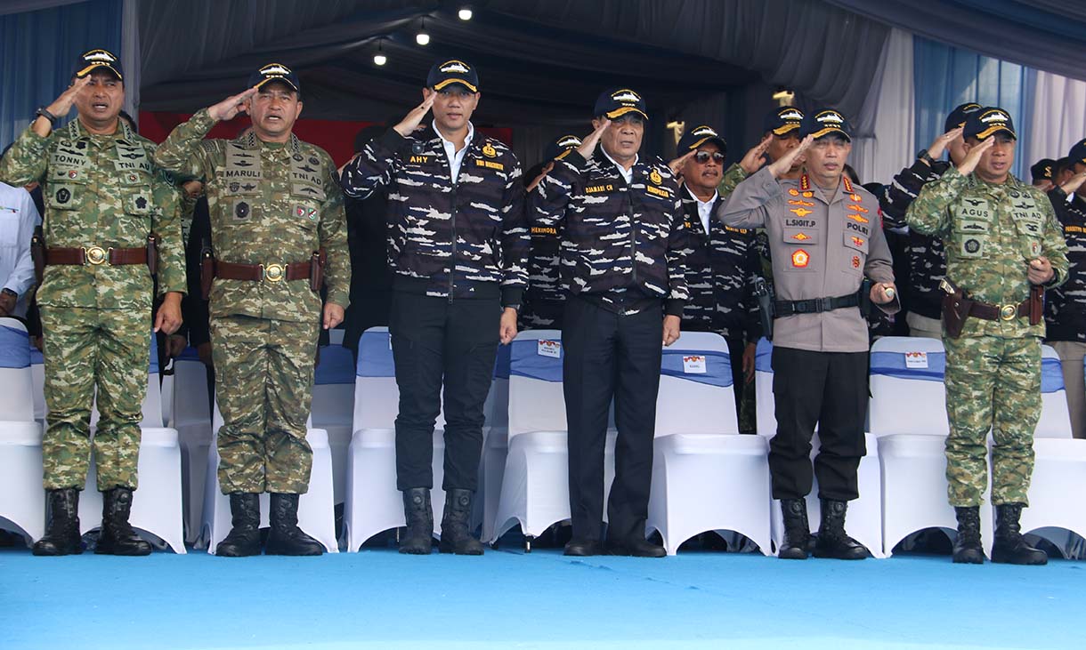 Presiden Prabowo Subianto memberikan Tanda Kehormatan Samkaryanugraha kepada Skadron Udara Lanud Atang Sendjaja di atas KRI dr. Radjiman Wedyodiningrat di perairaan Teluk Jakarta, Kamis (2/10/2025).  (Beritanasional.com/Oke Atmaja)