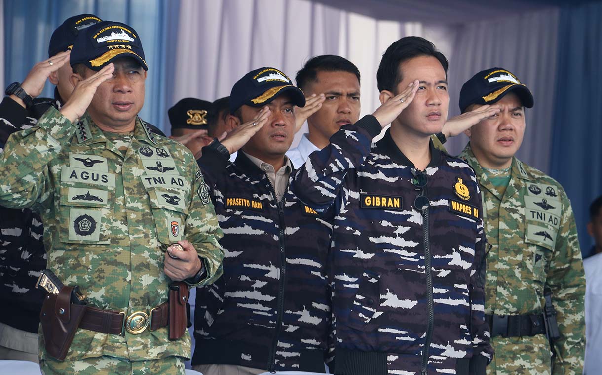 Presiden Prabowo Subianto memberikan Tanda Kehormatan Samkaryanugraha kepada Skadron Udara Lanud Atang Sendjaja di atas KRI dr. Radjiman Wedyodiningrat di perairaan Teluk Jakarta, Kamis (2/10/2025).  (Beritanasional.com/Oke Atmaja)