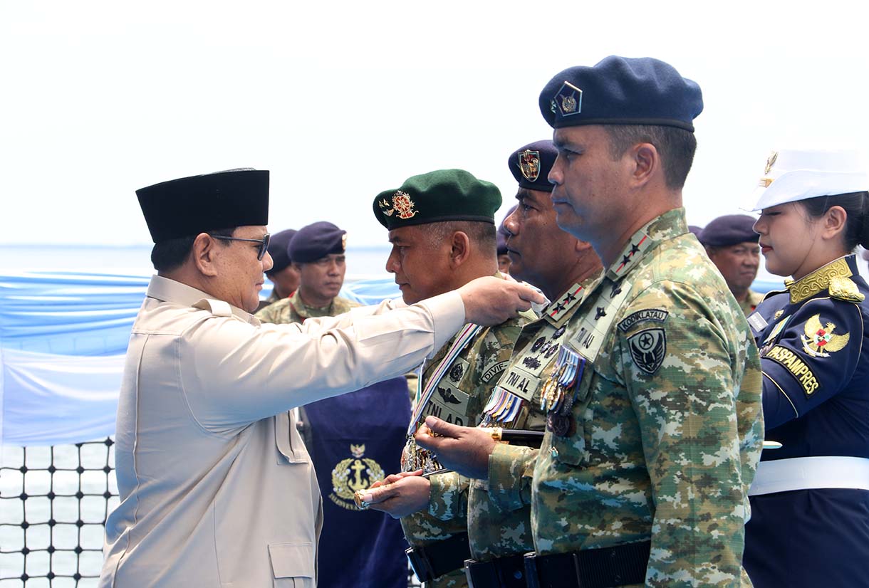 Presiden Prabowo Subianto memberikan Tanda Kehormatan Samkaryanugraha kepada Skadron Udara Lanud Atang Sendjaja di atas KRI dr. Radjiman Wedyodiningrat di perairaan Teluk Jakarta, Kamis (2/10/2025).  (Beritanasional.com/Oke Atmaja)