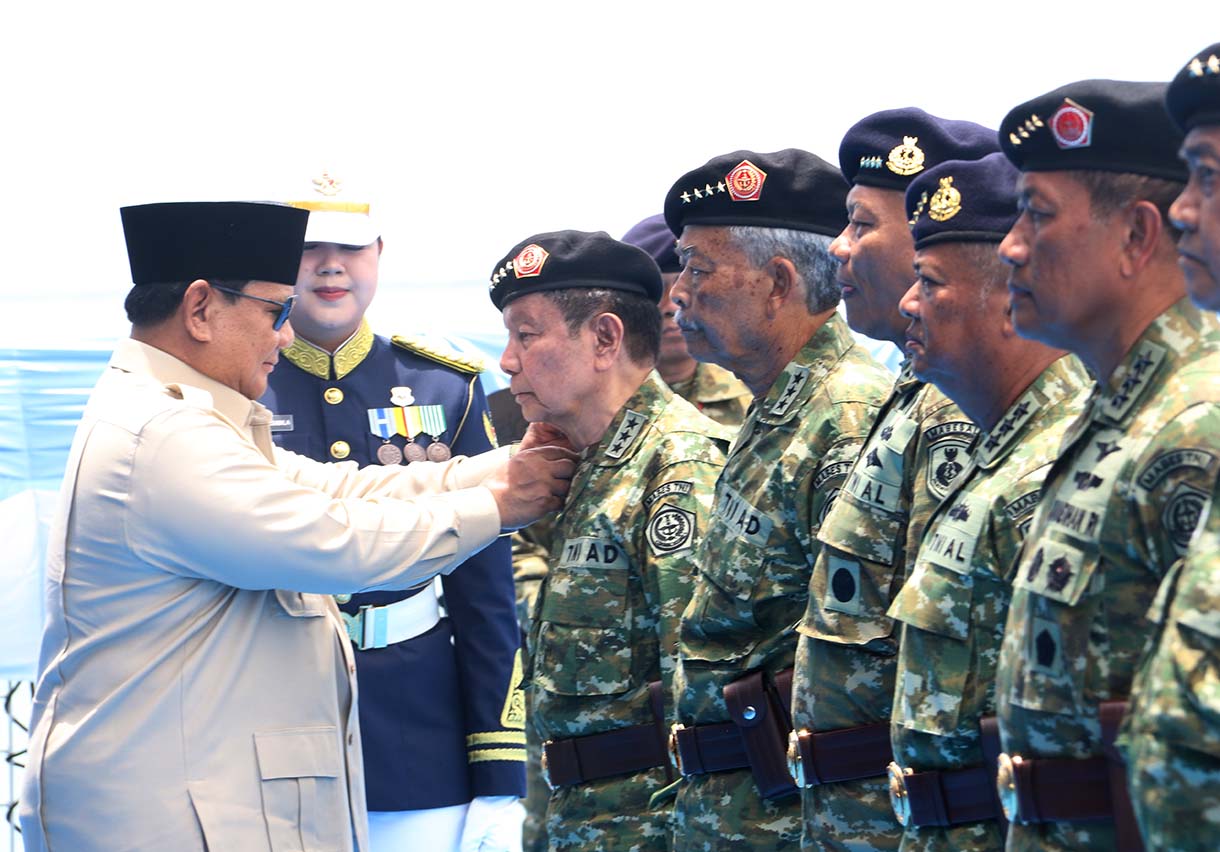 Presiden Prabowo Subianto memberikan Tanda Kehormatan Samkaryanugraha kepada Skadron Udara Lanud Atang Sendjaja di atas KRI dr. Radjiman Wedyodiningrat di perairaan Teluk Jakarta, Kamis (2/10/2025).  (Beritanasional.com/Oke Atmaja)