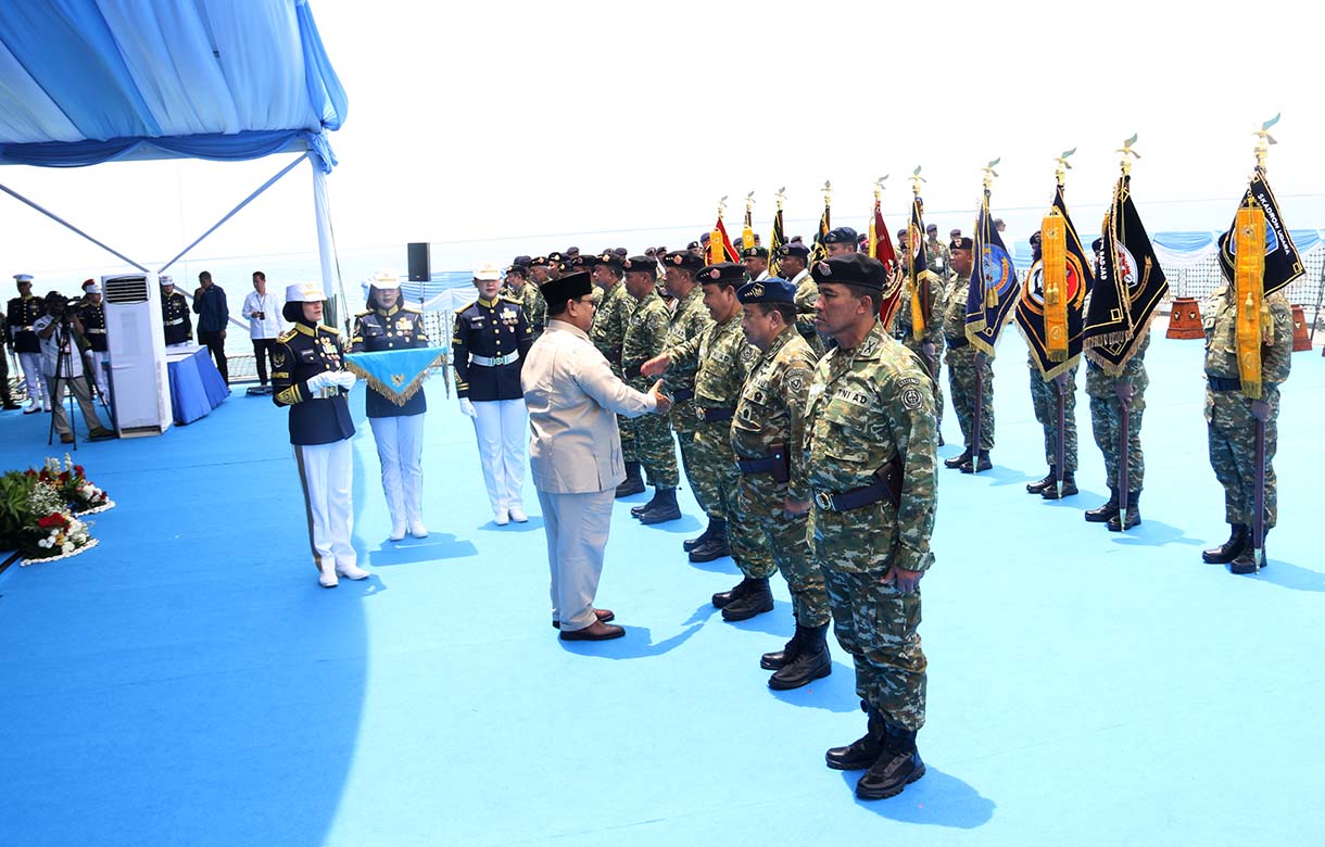 Presiden Prabowo Subianto memberikan Tanda Kehormatan Samkaryanugraha kepada Skadron Udara Lanud Atang Sendjaja di atas KRI dr. Radjiman Wedyodiningrat di perairaan Teluk Jakarta, Kamis (2/10/2025).  (Beritanasional.com/Oke Atmaja)