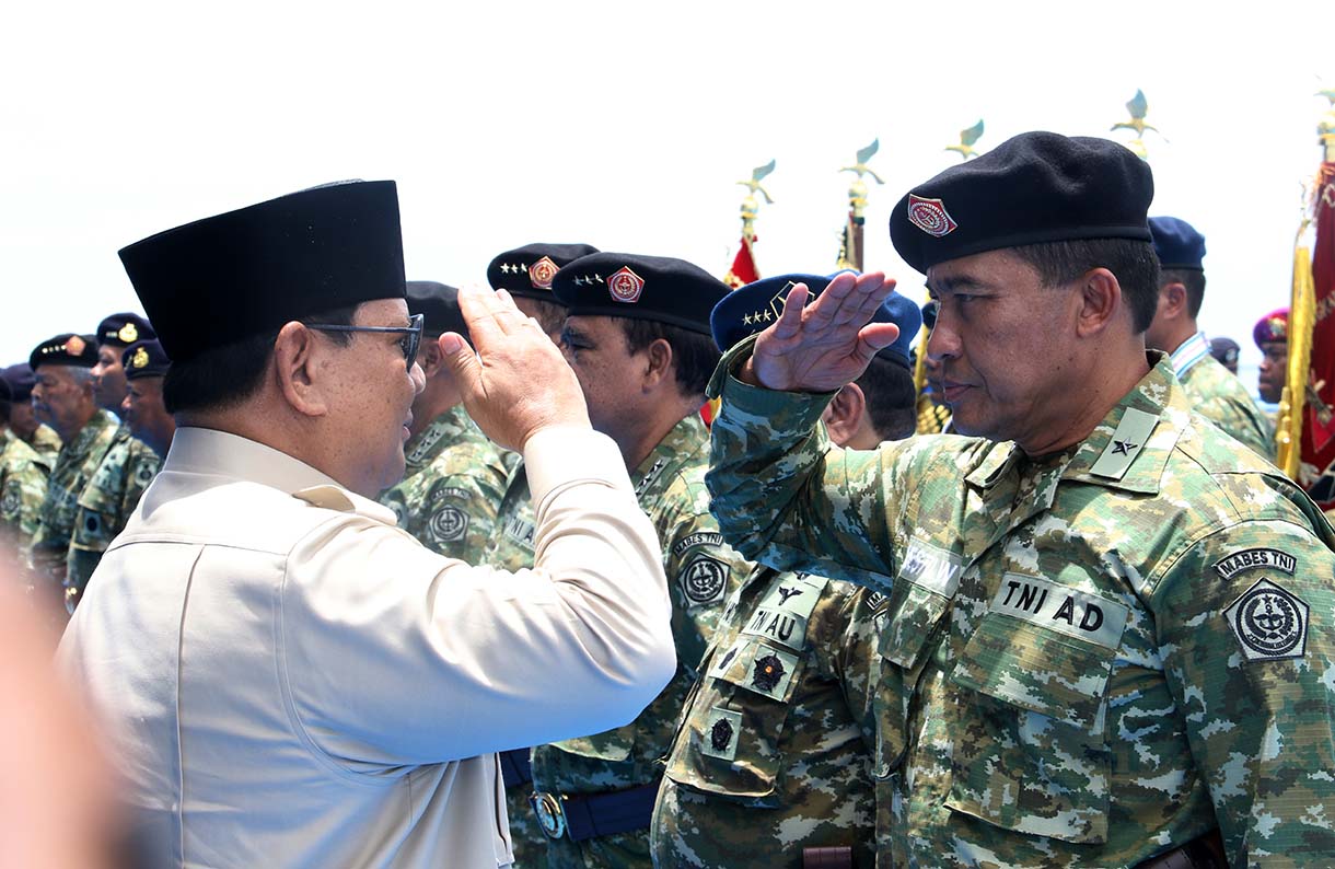 Presiden Prabowo Subianto memberikan Tanda Kehormatan Samkaryanugraha kepada Skadron Udara Lanud Atang Sendjaja di atas KRI dr. Radjiman Wedyodiningrat di perairaan Teluk Jakarta, Kamis (2/10/2025).  (Beritanasional.com/Oke Atmaja)
