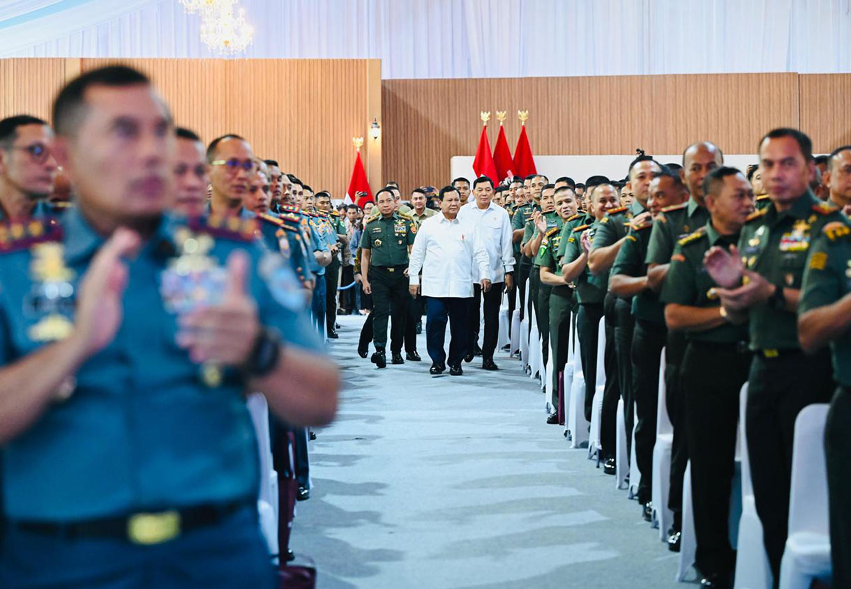 Presiden Prabowo Subianto memberi pengarahan kepada para Komandan Satuan TNI di Kompleks Istana Kepresidenan Bogor, Kota Bogor, Jawa Barat, Jumat (7/2/2025). (Beritanasional.com/Laily Rachev - Biro Pers )