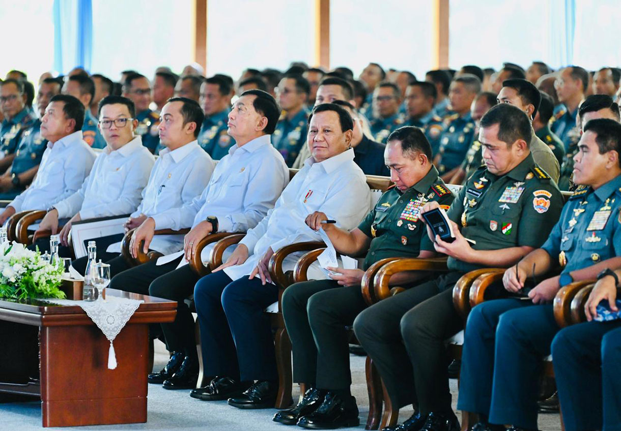 Presiden Prabowo Subianto memberi pengarahan kepada para Komandan Satuan TNI di Kompleks Istana Kepresidenan Bogor, Kota Bogor, Jawa Barat, Jumat (7/2/2025). (Beritanasional.com/Laily Rachev - Biro Pers )