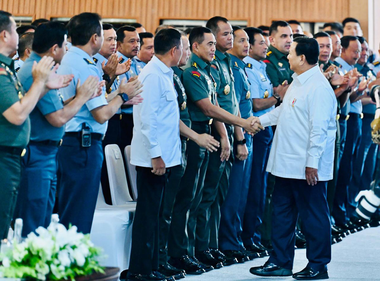 Presiden Prabowo Subianto memberi pengarahan kepada para Komandan Satuan TNI di Kompleks Istana Kepresidenan Bogor, Kota Bogor, Jawa Barat, Jumat (7/2/2025). (Beritanasional.com/Laily Rachev - Biro Pers )