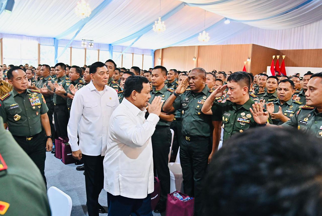 Presiden Prabowo Subianto memberi pengarahan kepada para Komandan Satuan TNI di Kompleks Istana Kepresidenan Bogor, Kota Bogor, Jawa Barat, Jumat (7/2/2025). (Beritanasional.com/Laily Rachev - Biro Pers )