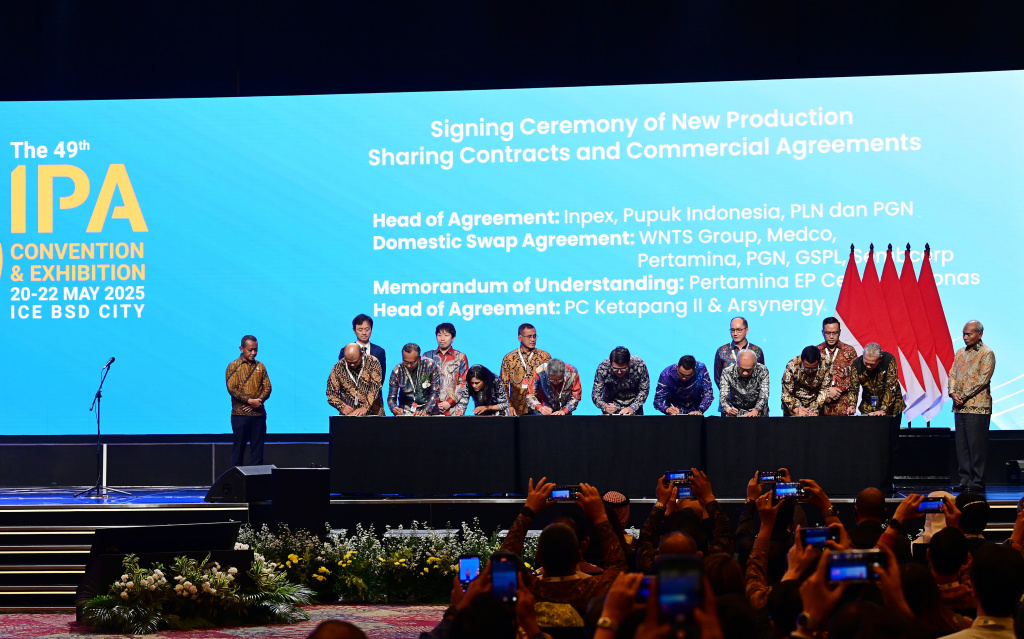 Presiden buka IPA Convex ke-49 Presiden Prabowo Subianto (kedua kanan) didampingi Menteri ESDM Bahlil Lahadalia (kanan) dan Presiden IPA Carole J. Gall (ketiga kanan) mendengarkan penjelasan saat meninjau pameran usai membuka Indonesian Petroleum Association Convention and Exhibition (IPA Convex) ke-49 di ICE BSD, Tangerang, Banten, Rabu (21/5/2025). (Biro pers)