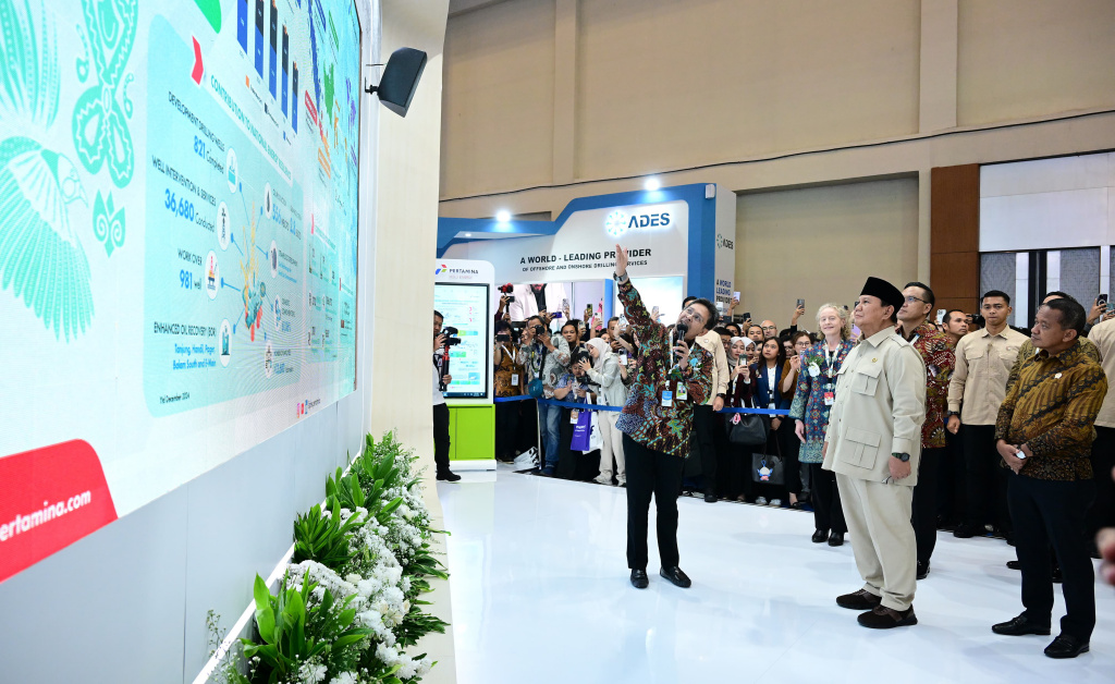 Presiden buka IPA Convex ke-49 Presiden Prabowo Subianto (kedua kanan) didampingi Menteri ESDM Bahlil Lahadalia (kanan) dan Presiden IPA Carole J. Gall (ketiga kanan) mendengarkan penjelasan saat meninjau pameran usai membuka Indonesian Petroleum Association Convention and Exhibition (IPA Convex) ke-49 di ICE BSD, Tangerang, Banten, Rabu (21/5/2025). (Biro pers)