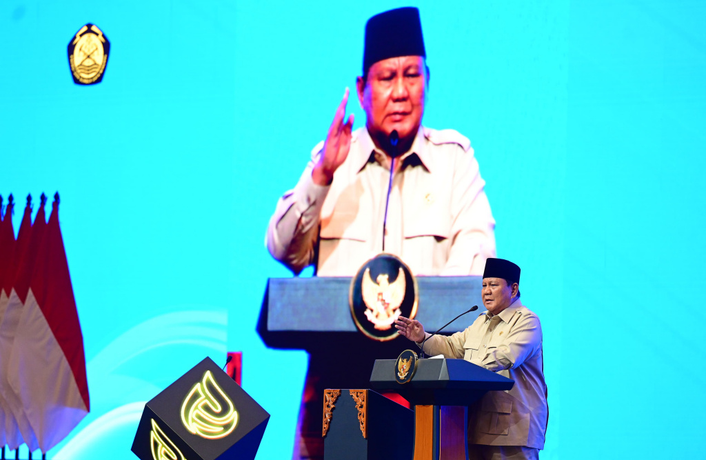 Presiden buka IPA Convex ke-49 Presiden Prabowo Subianto (kedua kanan) didampingi Menteri ESDM Bahlil Lahadalia (kanan) dan Presiden IPA Carole J. Gall (ketiga kanan) mendengarkan penjelasan saat meninjau pameran usai membuka Indonesian Petroleum Association Convention and Exhibition (IPA Convex) ke-49 di ICE BSD, Tangerang, Banten, Rabu (21/5/2025). (Biro pers)