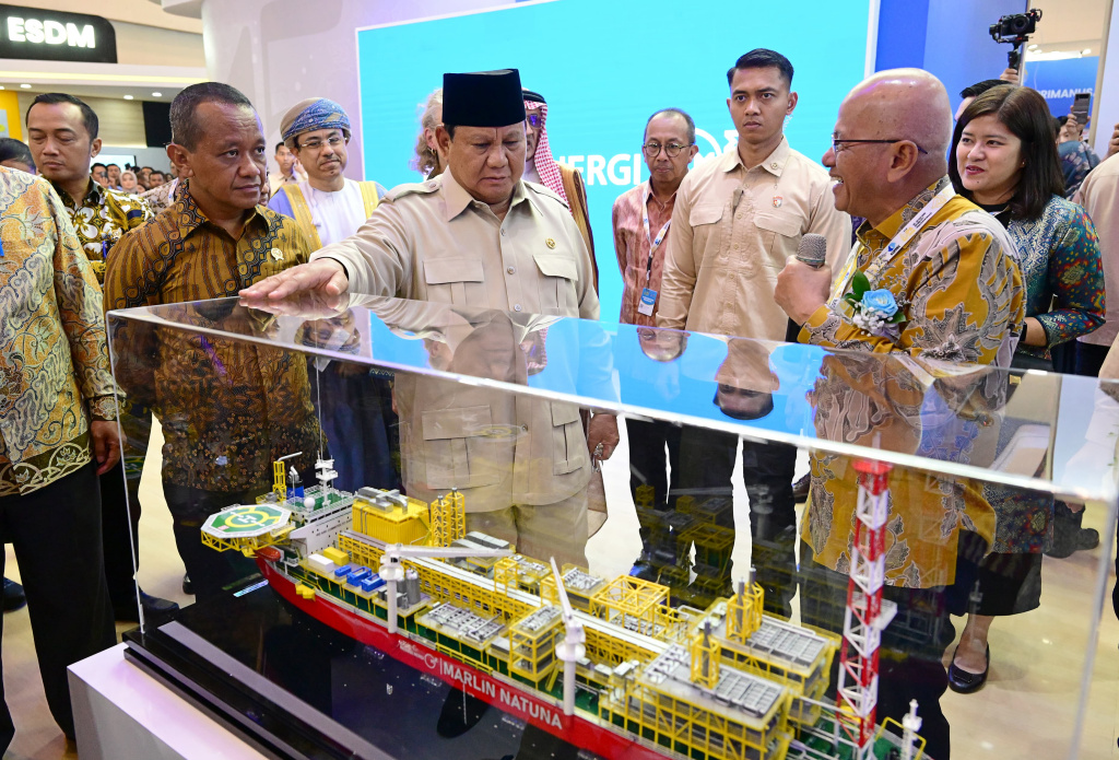 Presiden buka IPA Convex ke-49 Presiden Prabowo Subianto (kedua kanan) didampingi Menteri ESDM Bahlil Lahadalia (kanan) dan Presiden IPA Carole J. Gall (ketiga kanan) mendengarkan penjelasan saat meninjau pameran usai membuka Indonesian Petroleum Association Convention and Exhibition (IPA Convex) ke-49 di ICE BSD, Tangerang, Banten, Rabu (21/5/2025). (Biro pers)