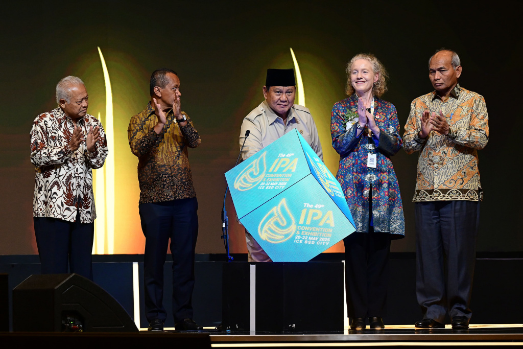 Presiden buka IPA Convex ke-49 Presiden Prabowo Subianto (kedua kanan) didampingi Menteri ESDM Bahlil Lahadalia (kanan) dan Presiden IPA Carole J. Gall (ketiga kanan) mendengarkan penjelasan saat meninjau pameran usai membuka Indonesian Petroleum Association Convention and Exhibition (IPA Convex) ke-49 di ICE BSD, Tangerang, Banten, Rabu (21/5/2025). (Biro pers)