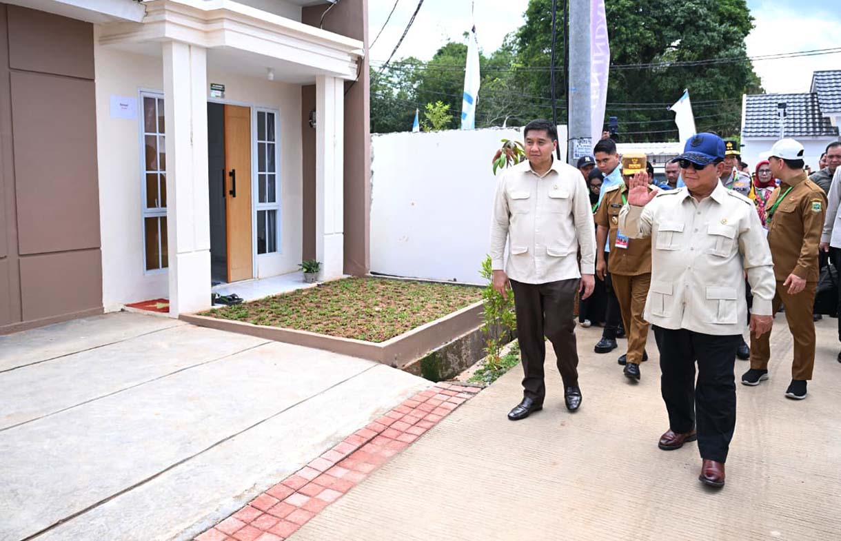 Presiden Prabowo Subianto mengunjungi rumah warga penerima KPR FLPP pada acara akad massal Rumah Subsidi Menyala di Perumahan Pondok Banten Indah, Kota Serang, Banten, Sabtu (20/12/2025).  (Biro Setpres)